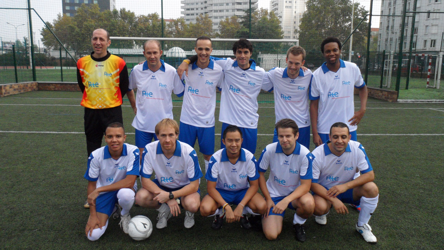 Joueurs de la section Philifoot Loisir souriants sur le terrain